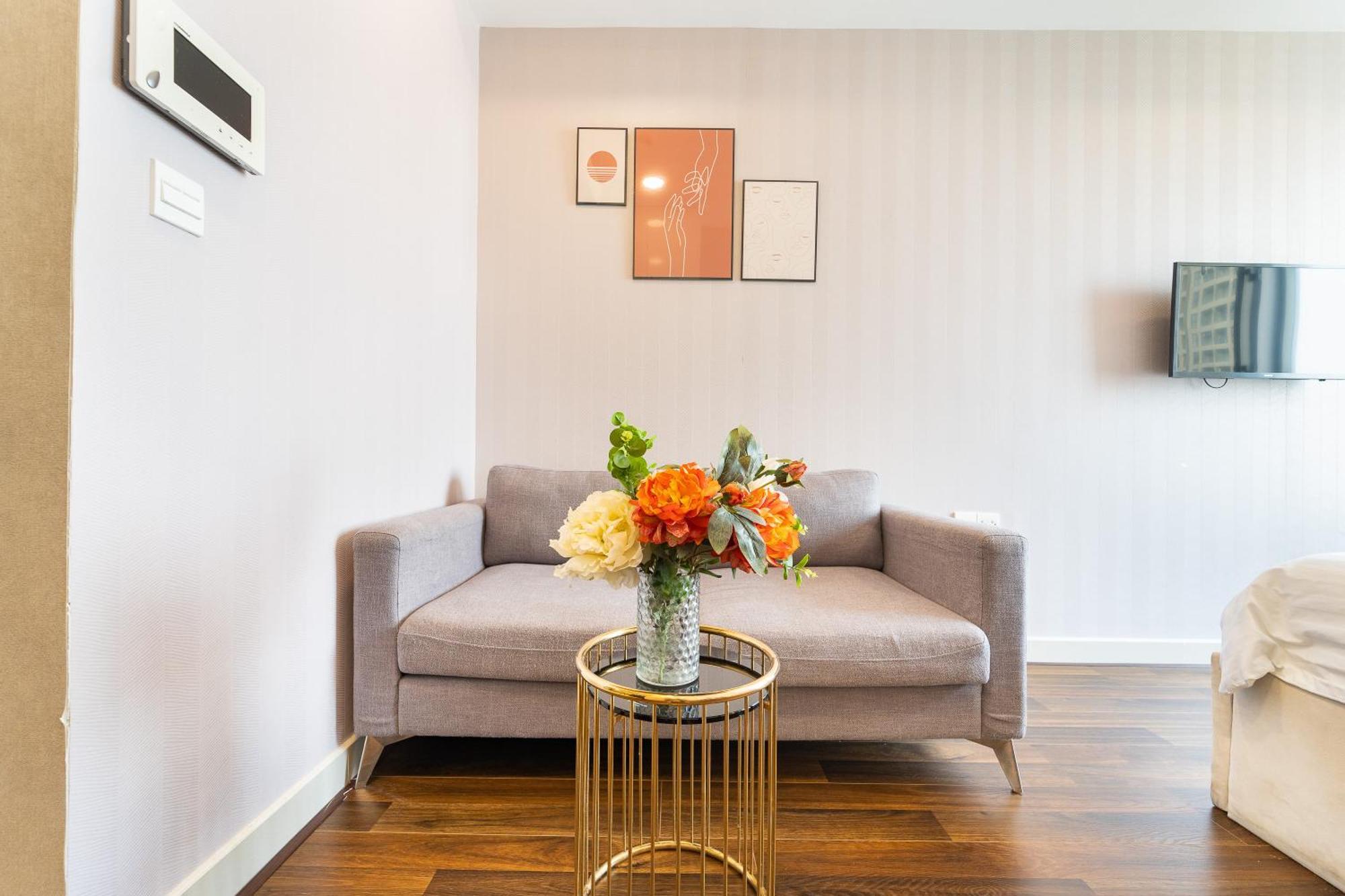 Saigon - Free Walk Experience, Amazing Infinity Pool & Free 4g Sim Card For 3 Nights Apartment
